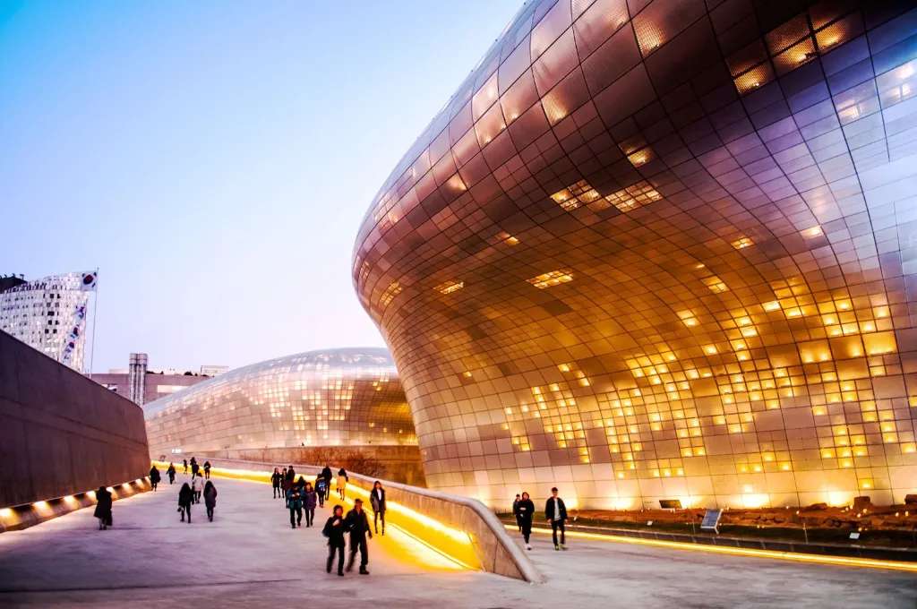 Dongdaemun Design Plaza nổi bật với thiết kế hiện đại và sang trọng 