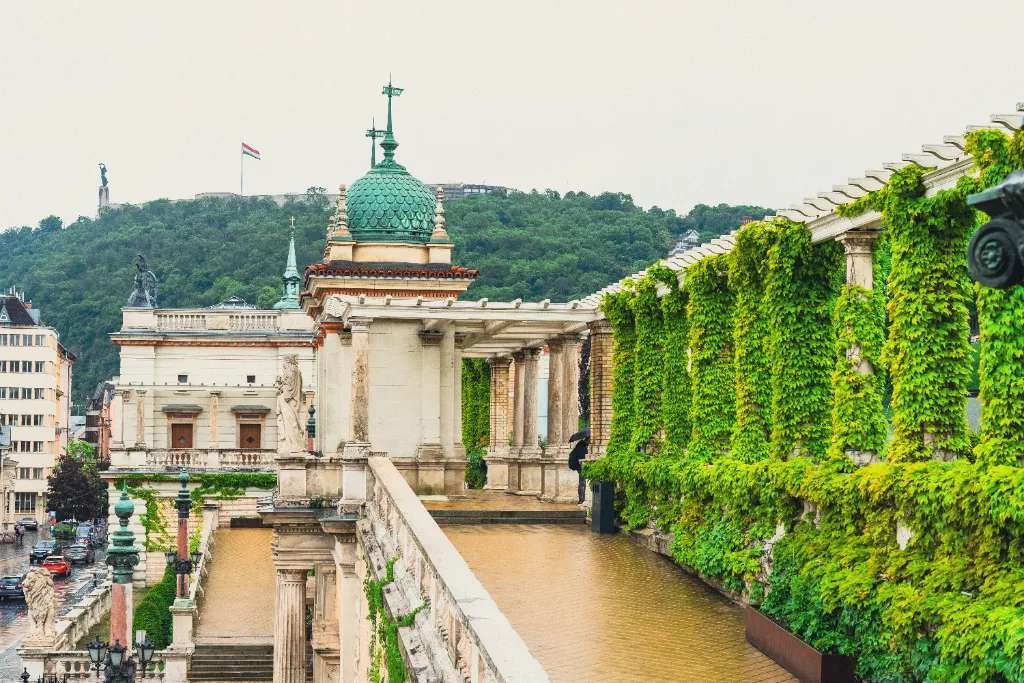 Cung điện Buda thu hút nhiều du khách ghé thăm khi có dịp du lịch Budapest bởi công trình có kiến trúc cổ kính và đầy huyền bí