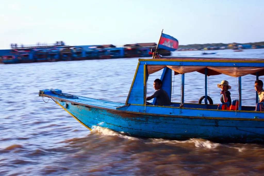 Di chuyển bằng thuyền bé của các ngư dân 