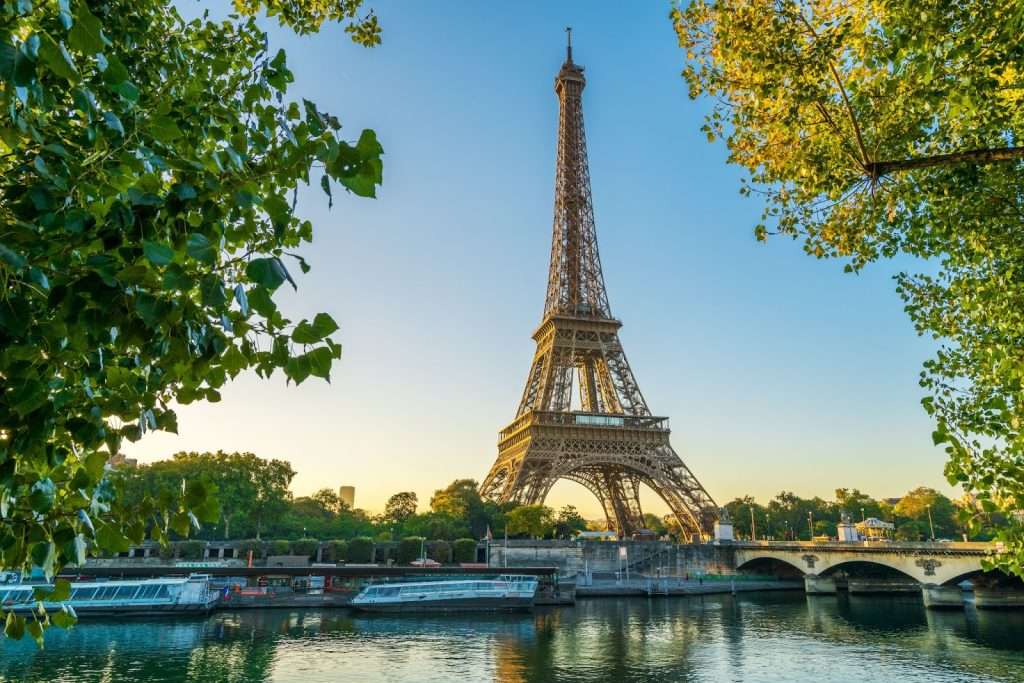 Tháp Eiffel - Biểu tượng nổi tiếng của thủ đô Paris hoa lệ 