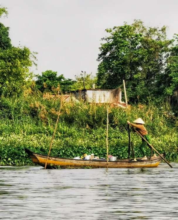 Chèo thuyền trên sông tại Châu Đốc