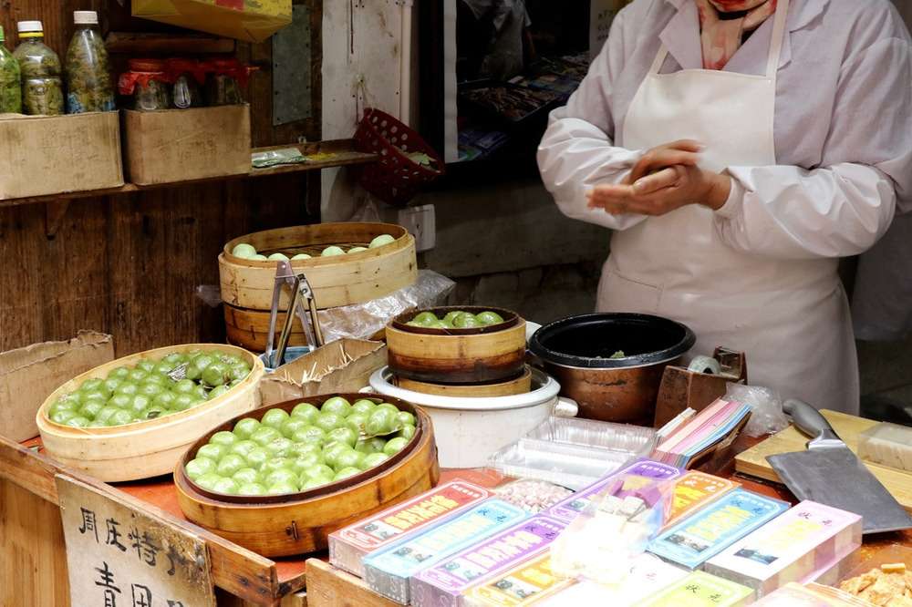 Quầy bánh tại chợ Châu Trang 