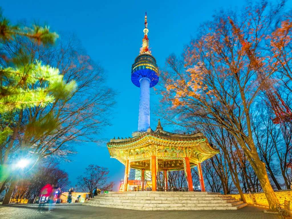 Tháp Namsan vào tháng 12 @freepik