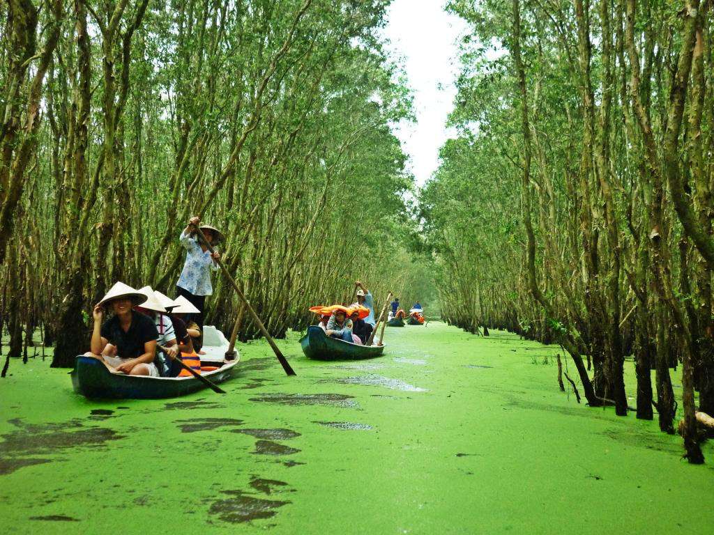 Ngồi thuyền tham quan miền Tây