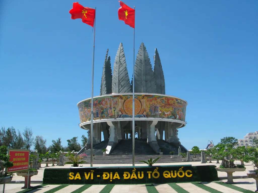 Tham quan mũi Sa Vĩ - Địa đầu Tổ Quốc @Wikipedia