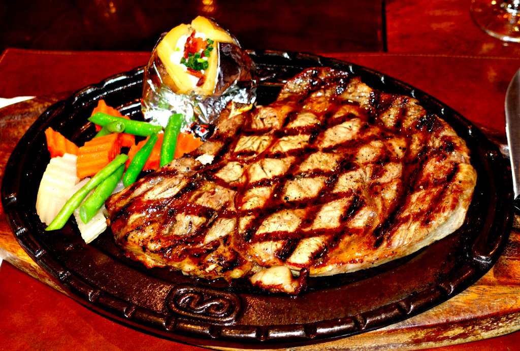 Thưởng thức món ăn thịt bò Chokchai Steak House 