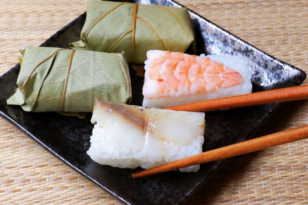 Sushi cuộn lá hồng