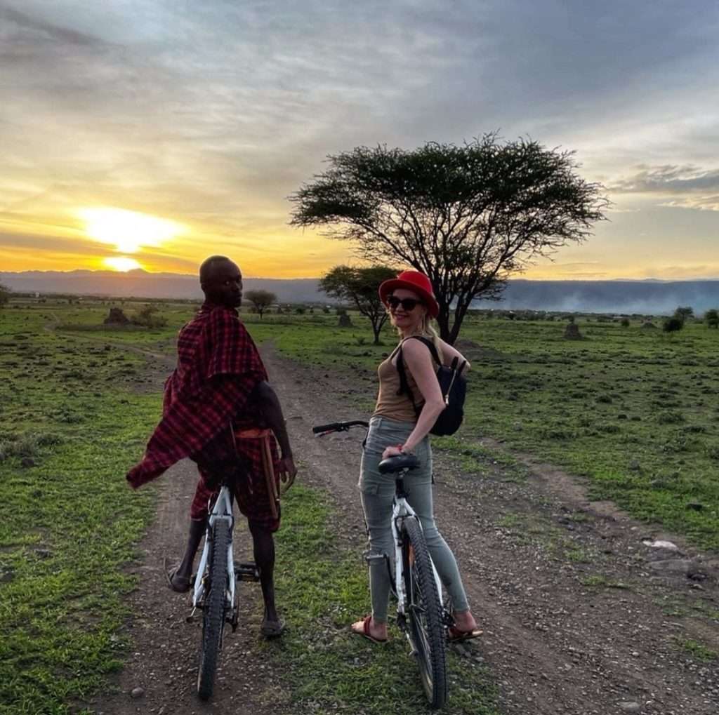 Người dân tộc Maasai hướng dẫn cho du khách