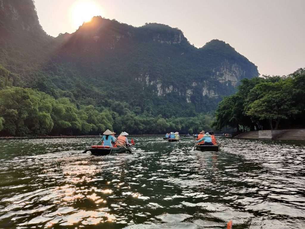 Đi thuyền tham quan Tràng An