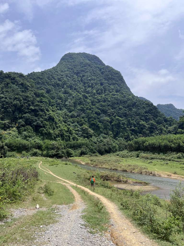 khám phá hang động Tú Làn