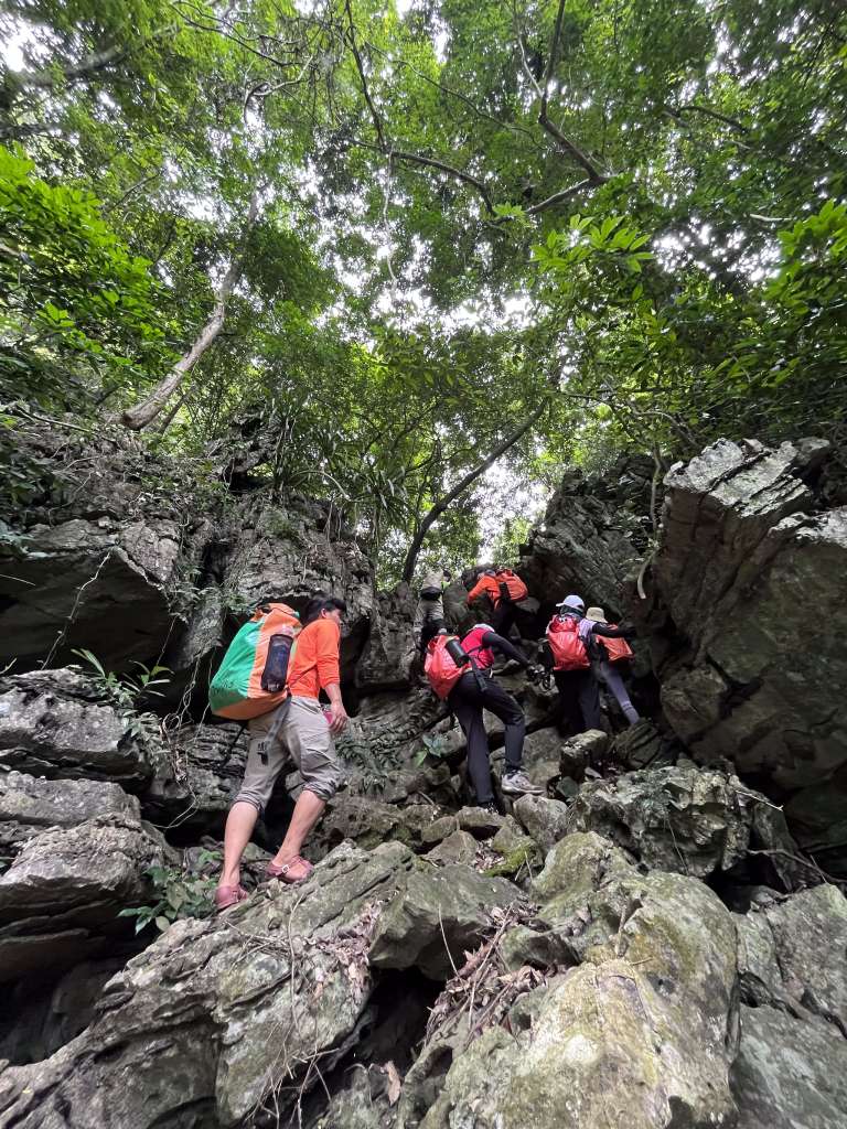 khám phá hang động Tú Làn