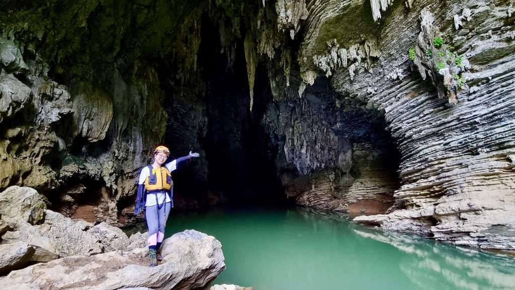 khám phá hang động Tú Làn