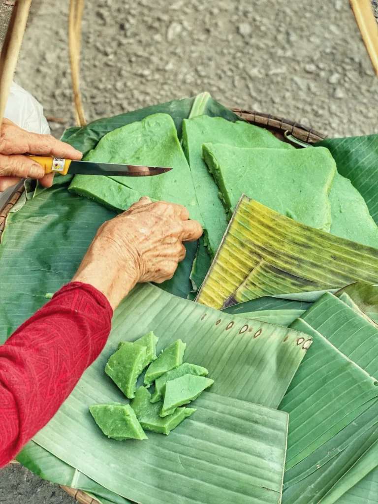 Mệ đã cắt bánh đúc thành những miếng nhỏ