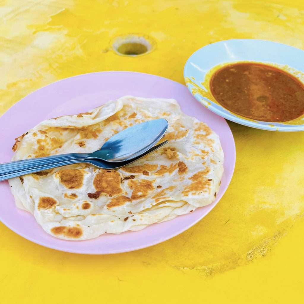 Bánh Roti canai với lớp vỏ giòn ăn cùng cà ri