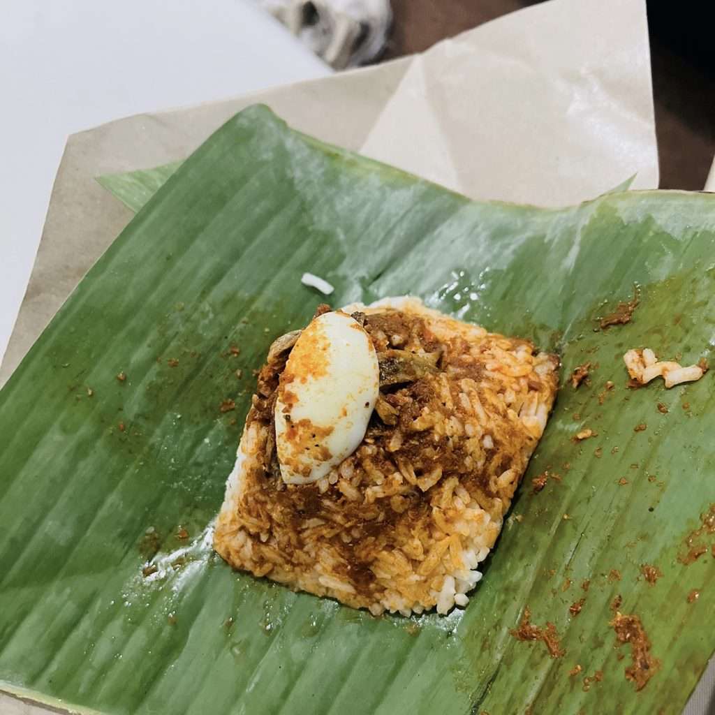 Cơm nước dừa Nasi Lemak phiên bản gốc được bán trên đường phố - Ăn gì ở Penang?