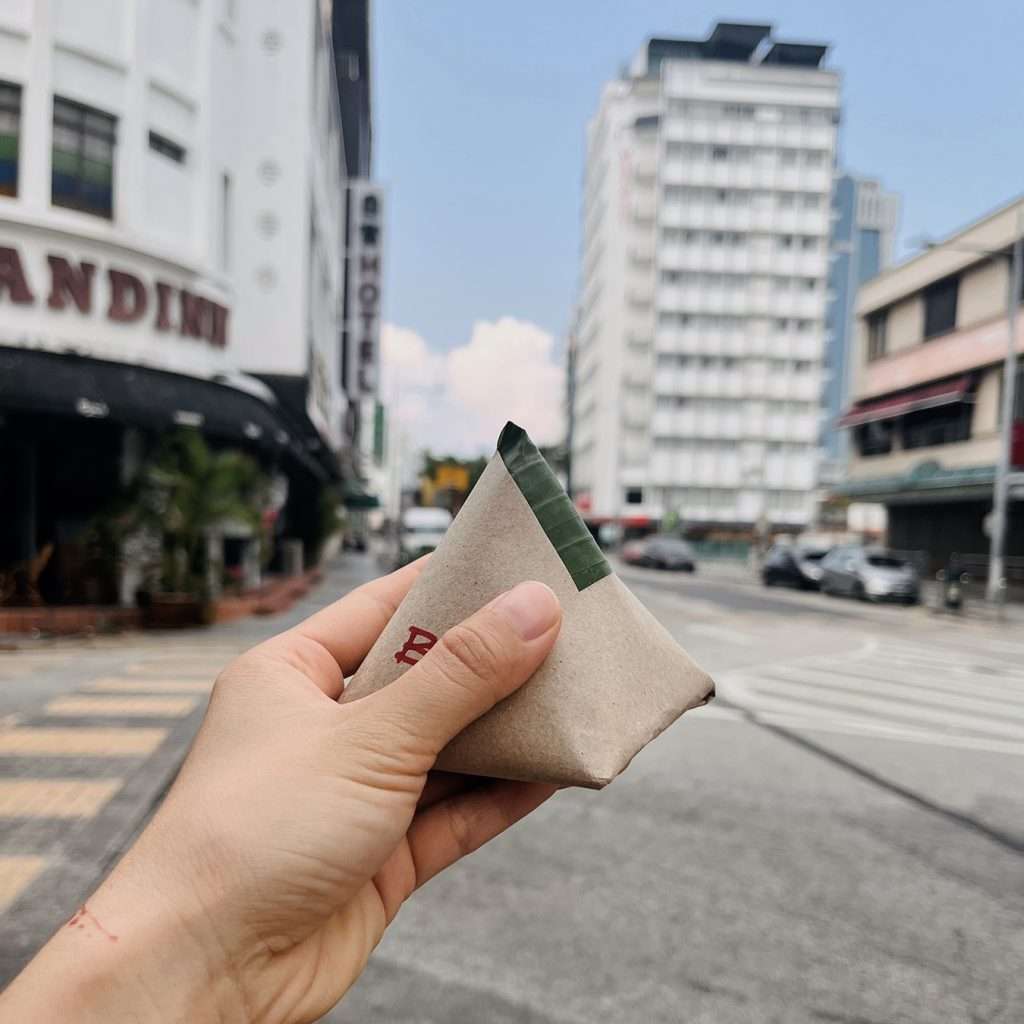 Nasi Lemak được gói trong lá chuối mang đi