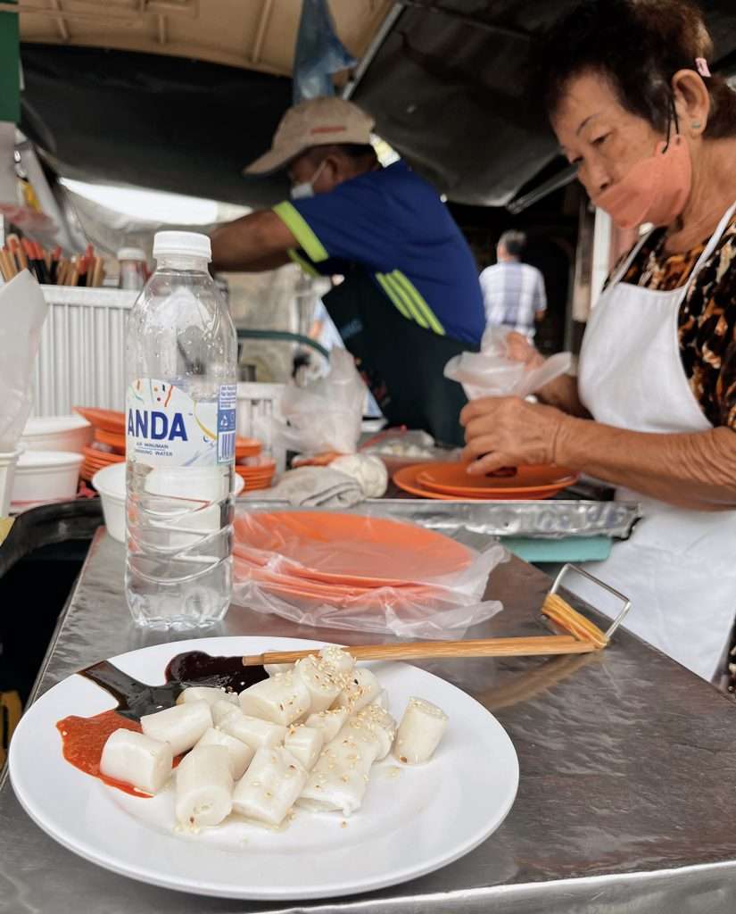 Bánh gạo trắng tinh ăn cùng 3 loại sốt và vừng trắng - Ăn gì ở Penang