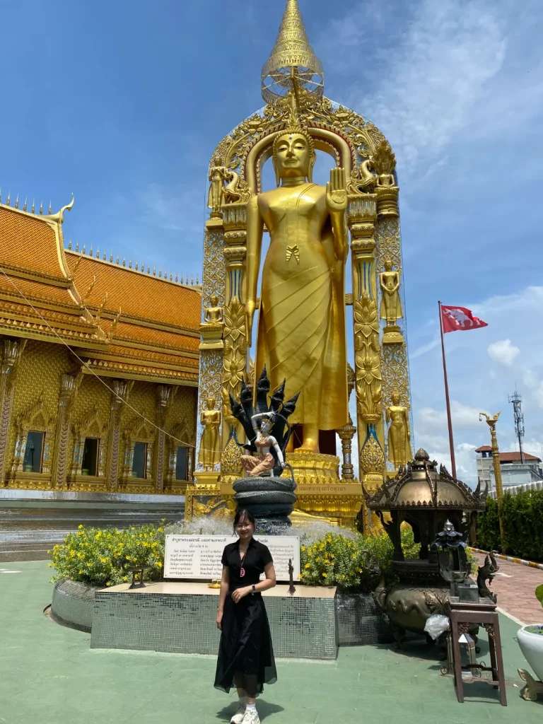 Tượng Đức Phật đứng ban phước khổng lồ