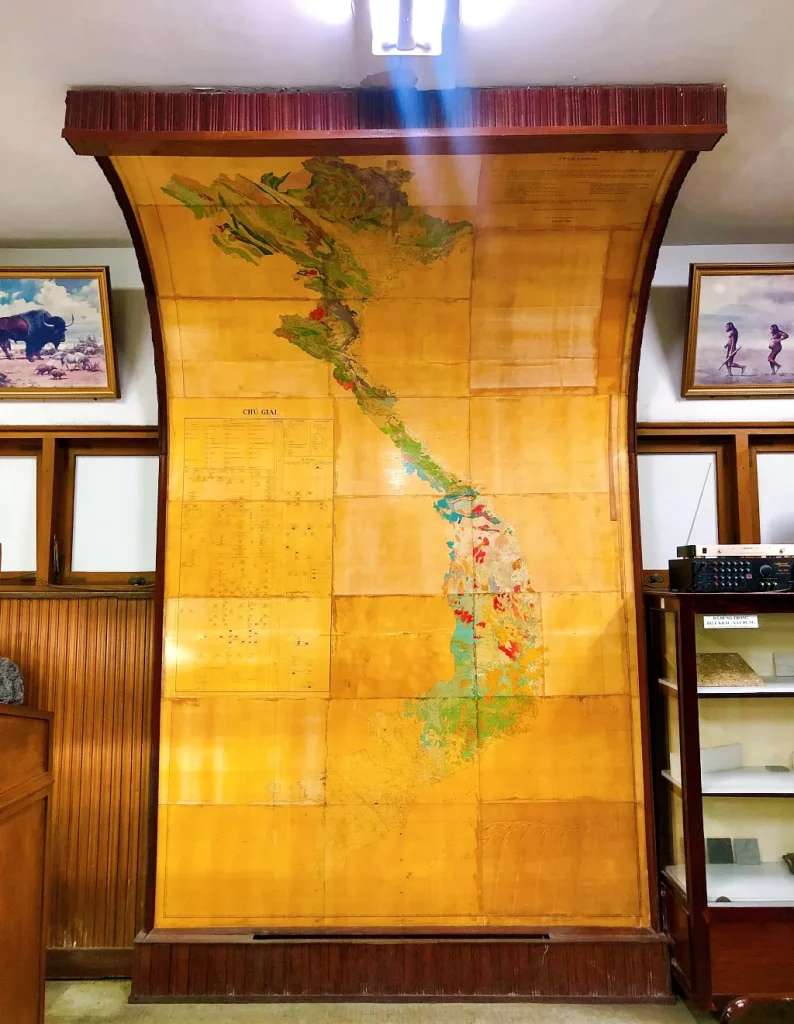 Tấm bản đồ địa chất Việt Nam nổi bật giữa gian phòng
