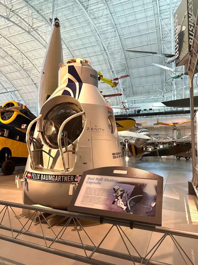 Red Bull Stratos - Dự án nhảy dù từ tầng bình lưu xuống Trái Đất.