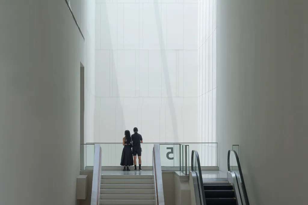 Vị trí thang kết hợp khoảng thông tầng lấy sáng tự nhiên cho công trình