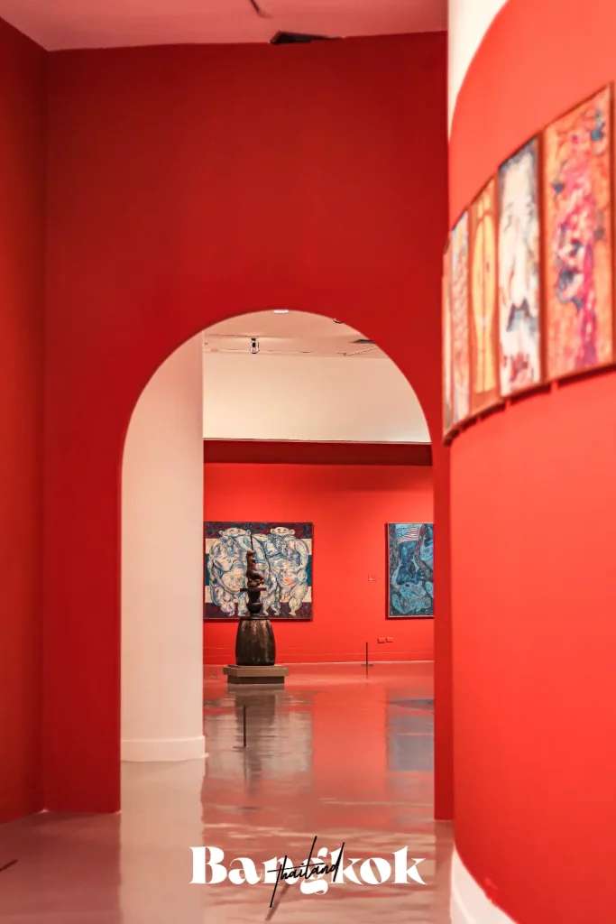 Đường dẫn trưng bày hàng loạt các tác phẩm nghệ thuật đương đại với tính thẩm mỹ và giá trị nghệ thuật cao