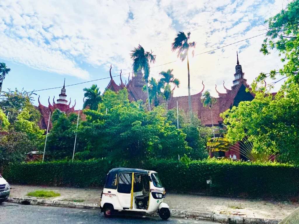 Quang cảnh phía trước của Bảo tàng quốc gia Campuchia 