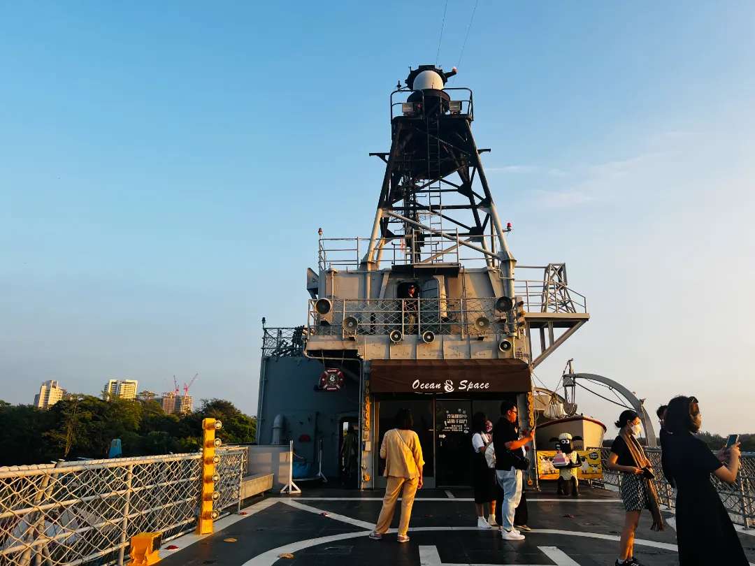 Quán cafe trên boong tàu Ocean Space - Bảo tàng tàu khu trục hải quân Deyang