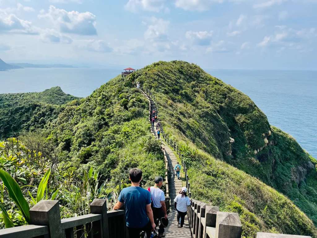 Tạo cho chúng tôi cảm giác như đang đi trên lưng của một chú khủng long khổng lồ đang ngoan ngoãn nằm ngủ trên mặt nước.