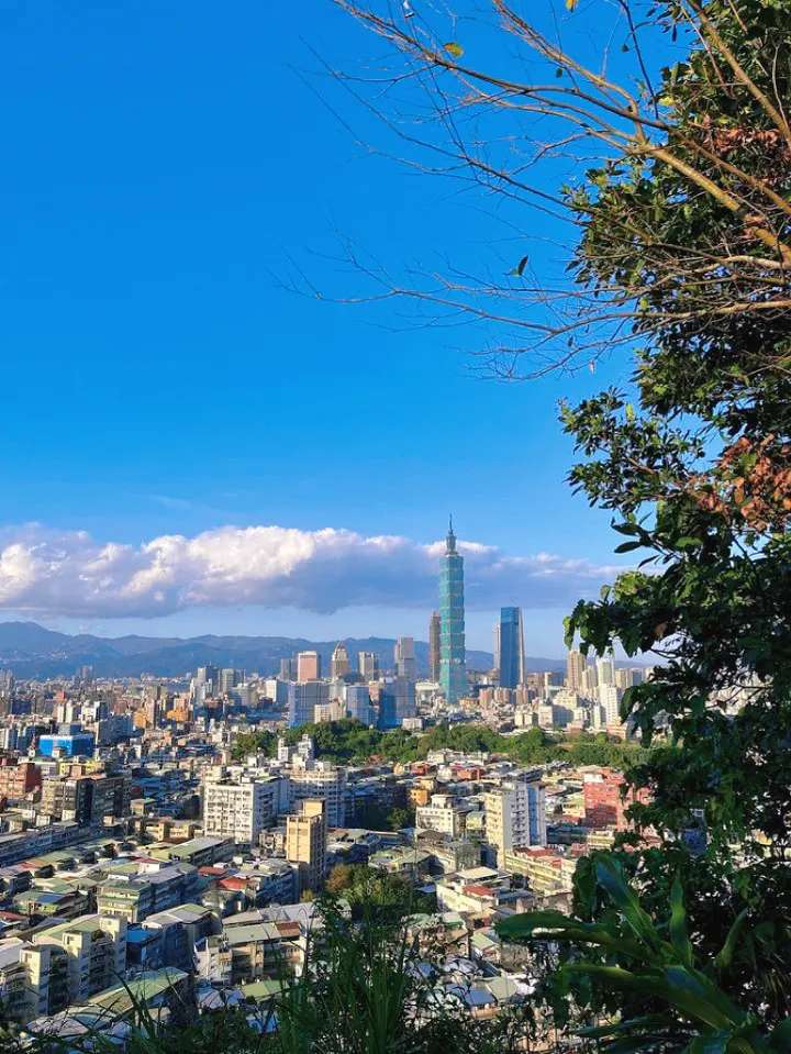 Taipei 101 vào một ngày đẹp trời chụp từ công viên sinh thái Fuyang - Các góc check-in với Taipei 101