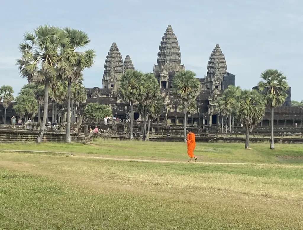 Hình ảnh nhà sư trong đền Angkor Wat