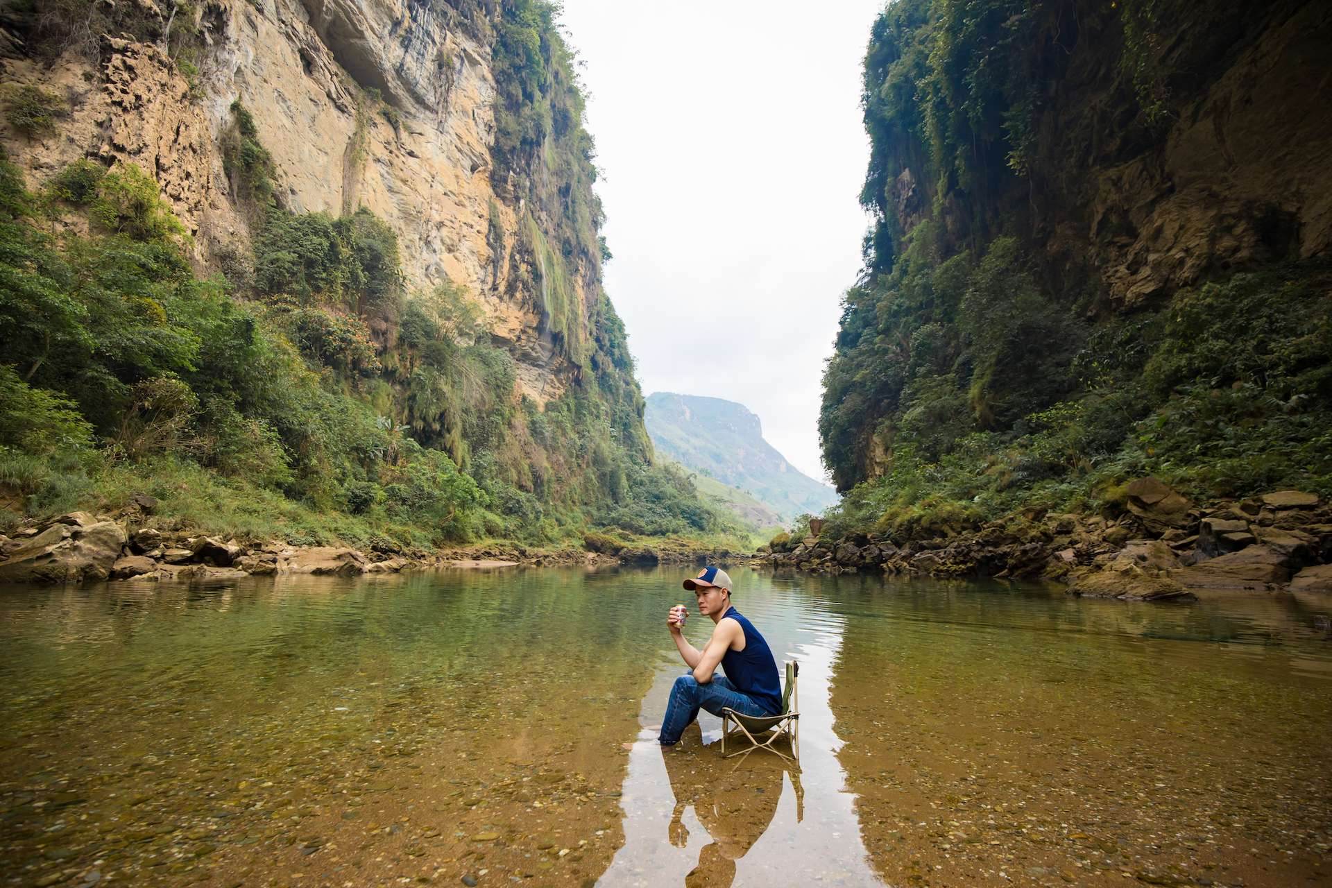 Ngẩn ngơ trước màu xanh tự nhiên của sông Chảy