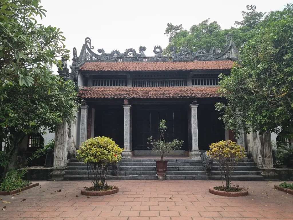 Mặt trong của cổng tam quan