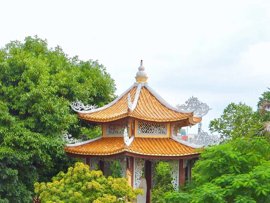 Binh-duong-30: Khuôn viên nơi đặt tượng Phật khổng lồ rất rộng rãi, thoáng mát với nhiều công trình đan xen