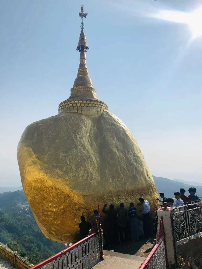 Những người đàn ông đang dát vàng lên hòn đá