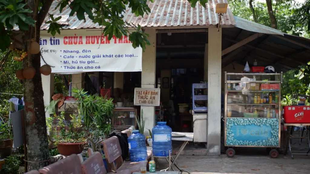 Canteen trong khuôn viên sân chùa 