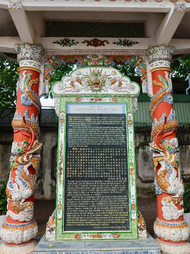 Lịch sử ngôi chùa được đặt ngay cổng để mọi người hiểu thêm nơi đây