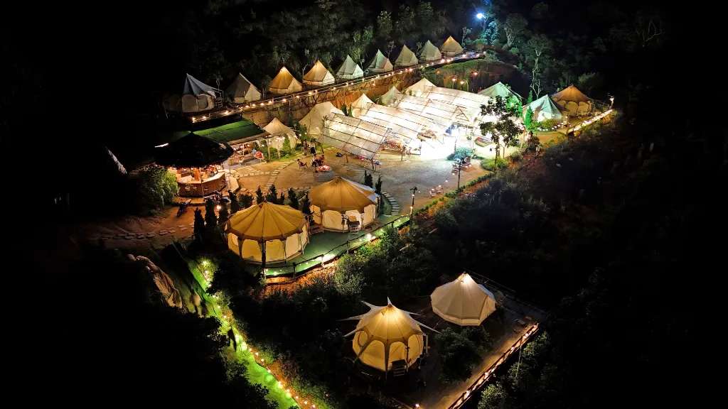 Toàn cảnh khu trại về đêm - Cloud View Glamping