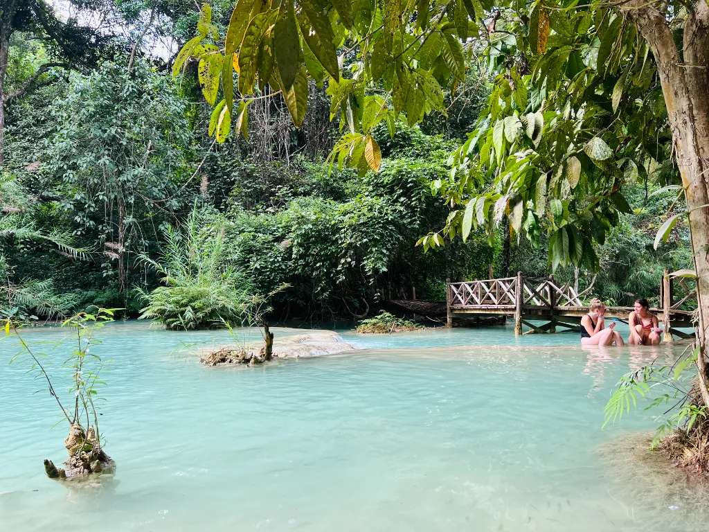 Thác nước là điểm đến thu hút đông đảo khách du lịch khi ghé thăm cố đô Luang Prabang bởi hồ bơi thiên nhiên tuyệt đẹp, với những bậc thang phân tầng bằng đá, màu nước xanh ngọc bích trong vắt tận đáy.