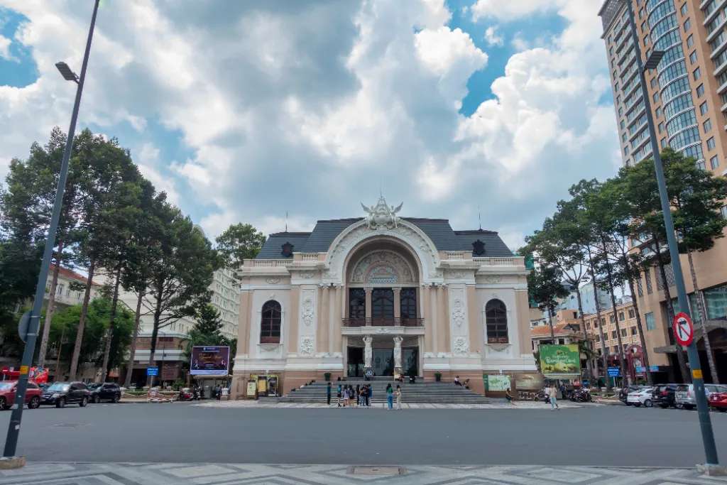 Nhà hát thành phố - Công trình kiến trúc ở quận 1 chịu ảnh hưởng của nhà hát Petit Palais ở Paris được xây dựng cùng thời gian