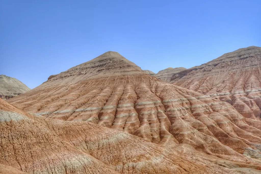 Trekking một quãng đường dài để được đứng tại đỉnh núi Aktau - Công viên quốc gia Altyn Emel