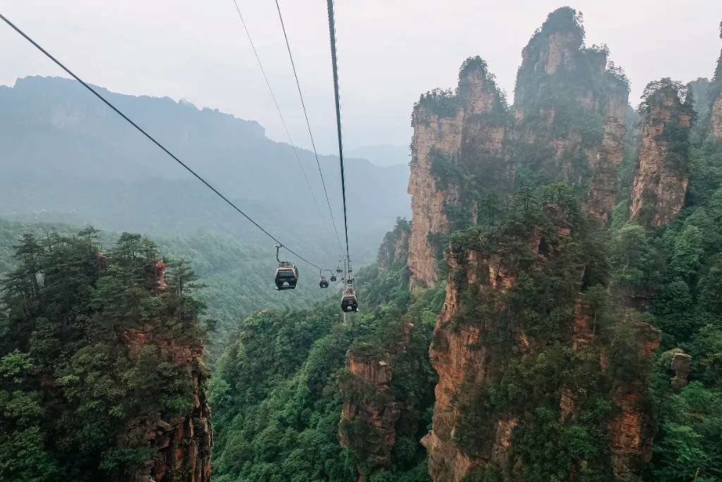 Cáp treo lơ lửng qua những ngọn núi hùng vĩ