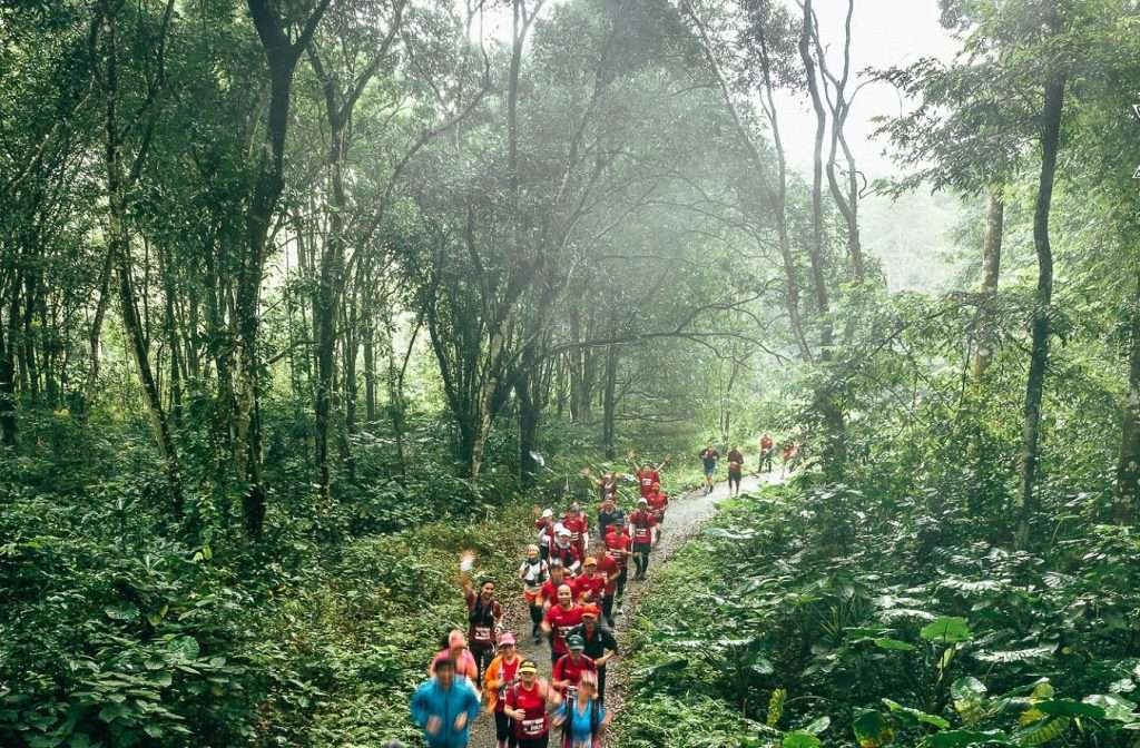 Một khung cảnh thơ mộng như trong truyện cổ tích giữa màu xanh bát ngát của núi rừng và màu áo đỏ rực cháy của các vận động viên 