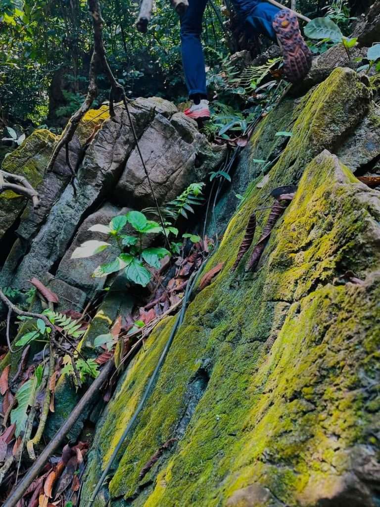 Vách đá rêu phong dựng đứng đầy hiểm nguy cũng không cản nổi những bước chân phăng phăng tiến về phía trước 