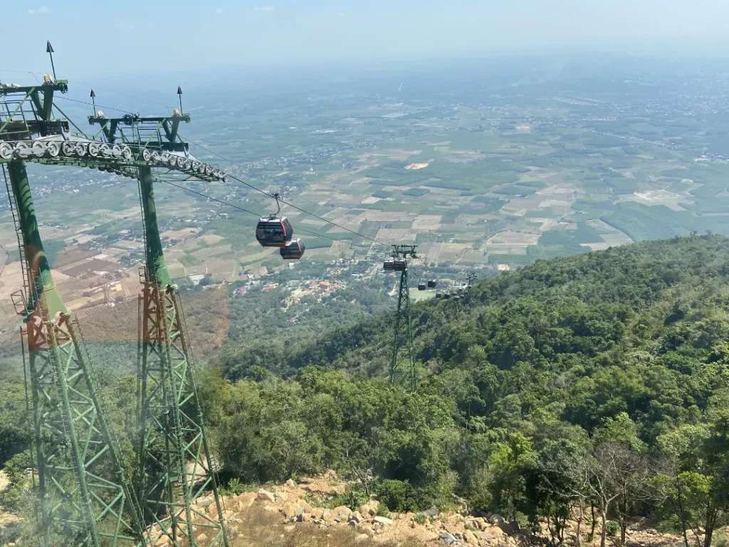 Đường cáp treo ở núi Bà Đen - Trekking miền Nam 