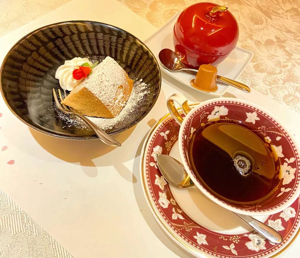 Dessert bao gồm bánh ngọt và trà