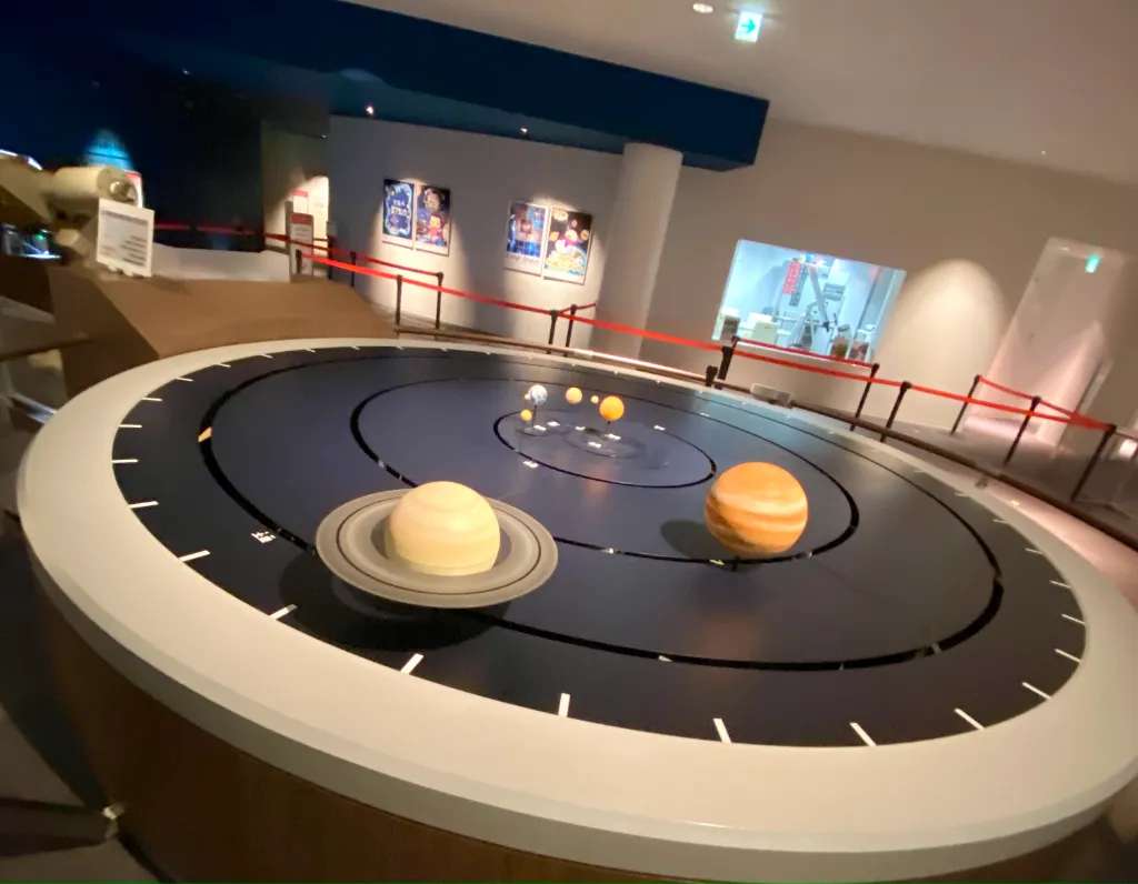 Lối vào Cung thiên văn trưng bày mô hình hệ Mặt trời