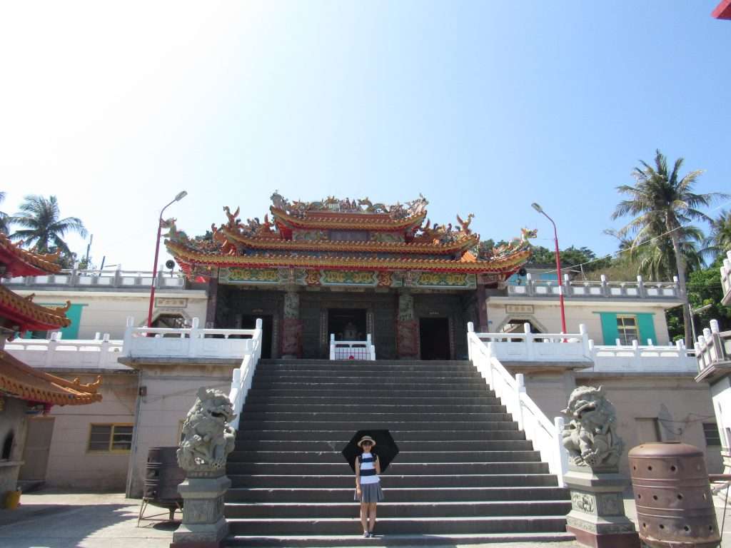 Check-in tại ngôi chùa gần bến tàu