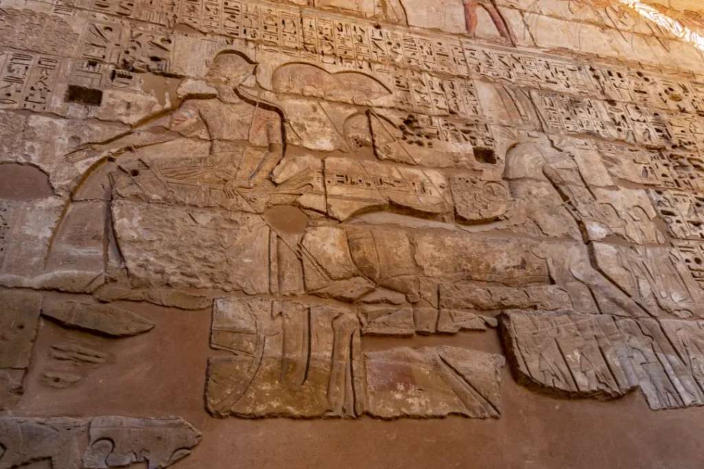 Pharaoh Ramesses III cưỡi cỗ xe của mình đi săn bò