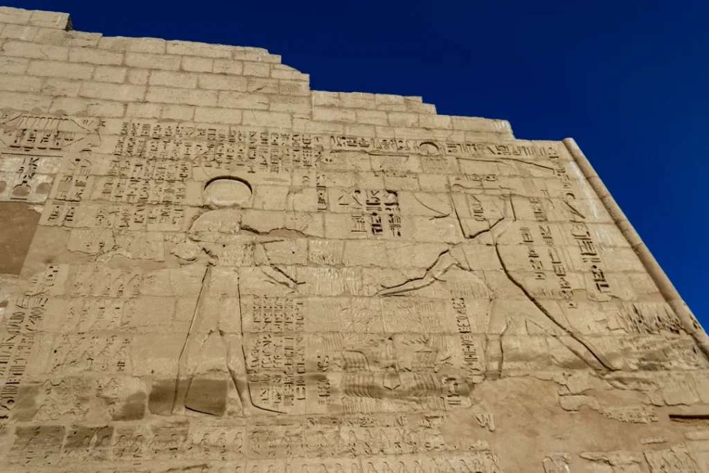 Pharaoh Ramesses III và thần Osiris